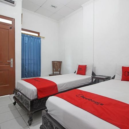 RedDoorz Plus @ Taman Siswa 3 Yogyakarta Exterior foto
